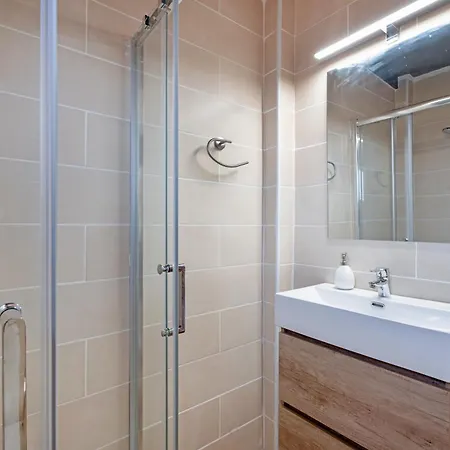 펜션 Casa Eyden By Paramount Holidays 아로나